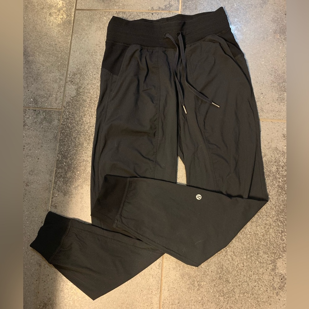 Lululemon Dance Studio Jogger
*29"
Black. Size 4. EUC - Picture 6 of 13